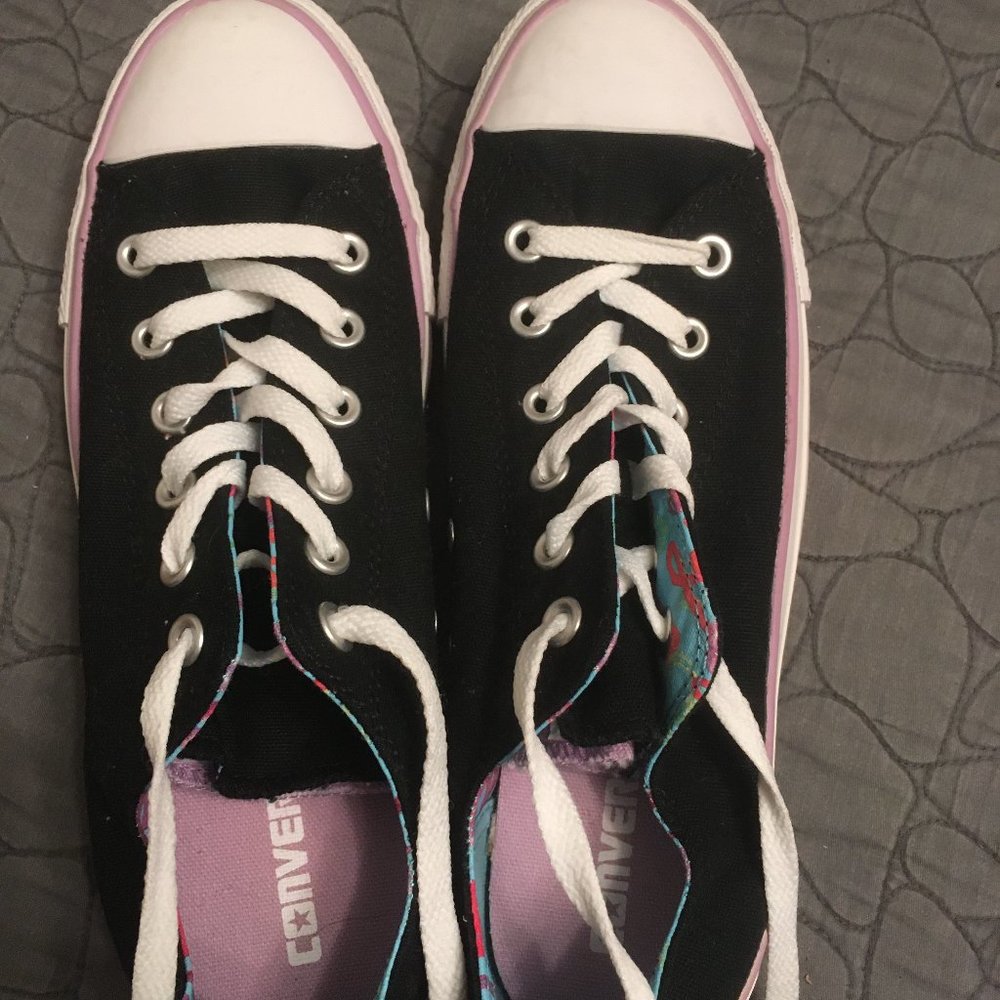 Converse Low Top - NWOT - Size 9